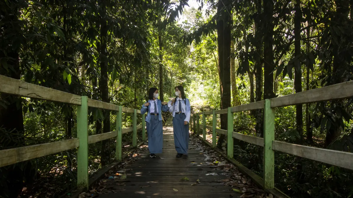 Siswi SMA di pelosok Kalimantan Tengah.(Dok Agus Pramono/kaltengpos.jawapos.com)