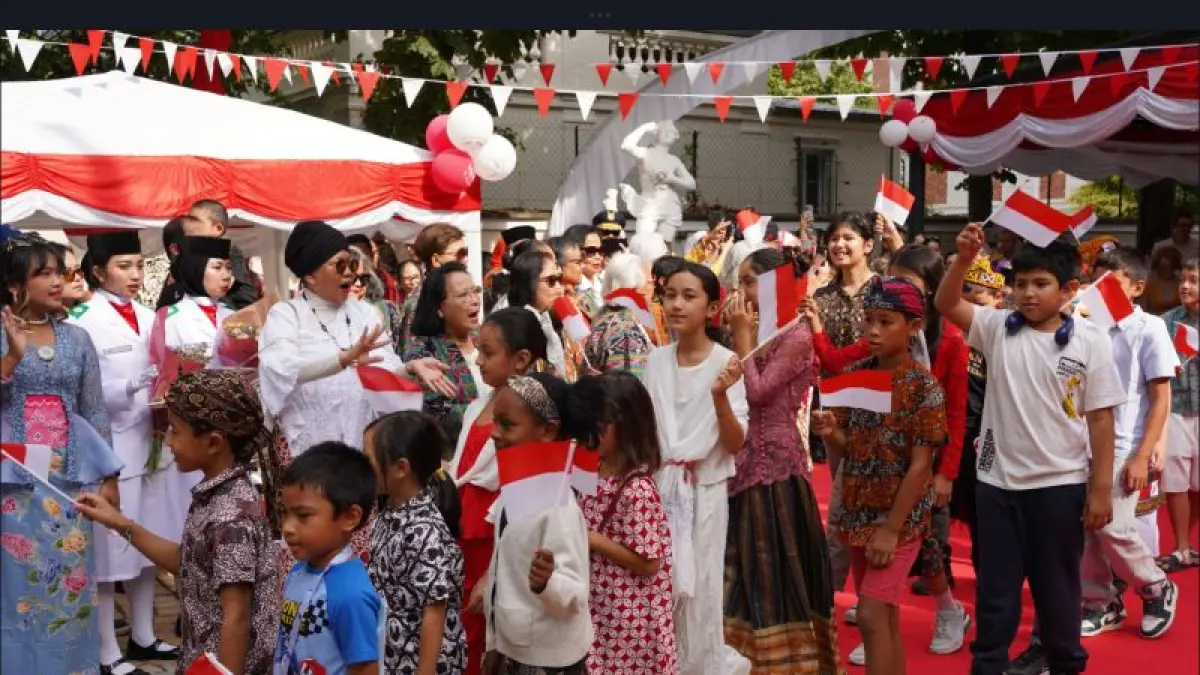 Suasana parade baju Nusantara oleh anak-anak diaspora Indonesia di Prancis saat peringatan HUT ke-81 RI KBRI Paris, di Wisma Duta RI Paris, Senin (17/8/2026). /ANTARA/HO-KBRI Paris.