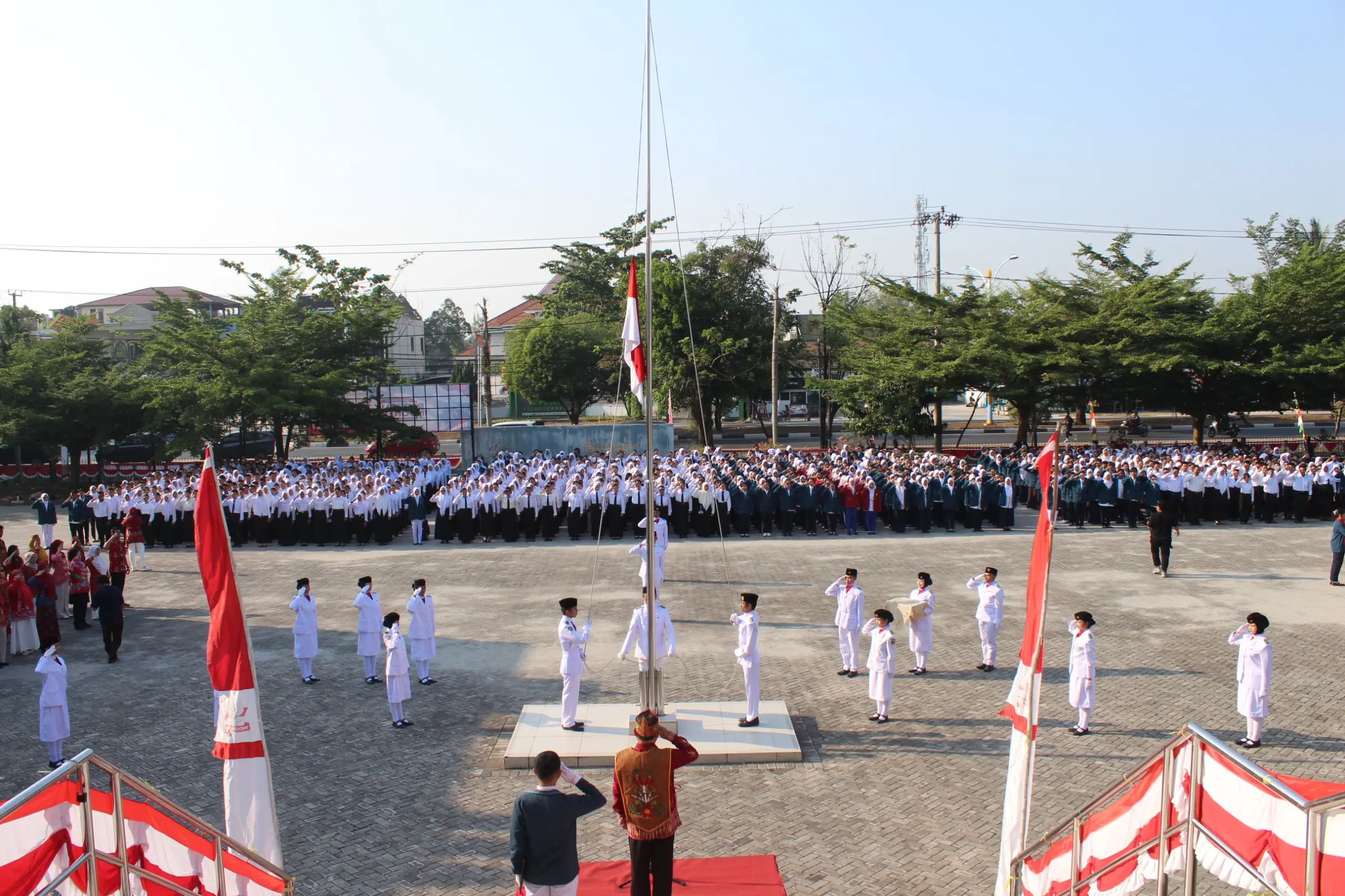 Upacara HUT ke-81 Kemerdekaan RI di Halaman Kampus Poltekkes Kemenkes Palangka Raya Jalan G Obos Palangk Raya. FOTO HUMAS POLTEKKES PALANGKA RAYA