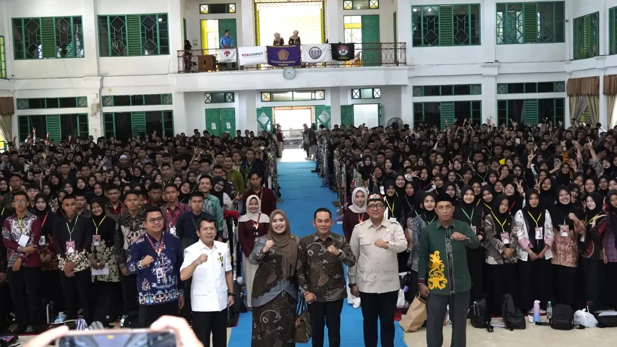 Wakil Bupati Murung Raya Rahmanto Muhidin bersama Rektor UIN Palangka Raya H. Ahmad Dakhoir dan jajaran berfoto bersama mahasiswa baru usai kegiatan PBAK Talawang 2026 di Aula Utama UIN Palangka Raya, Kamis (13/8). FOTO HUMAS UIN PALANGKA RAYA