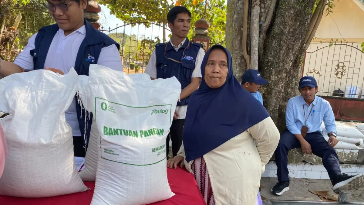 Bantuan pangan bagi warga Kotim disalurkan.(Miftah/kaltengpos.jawapos.com)