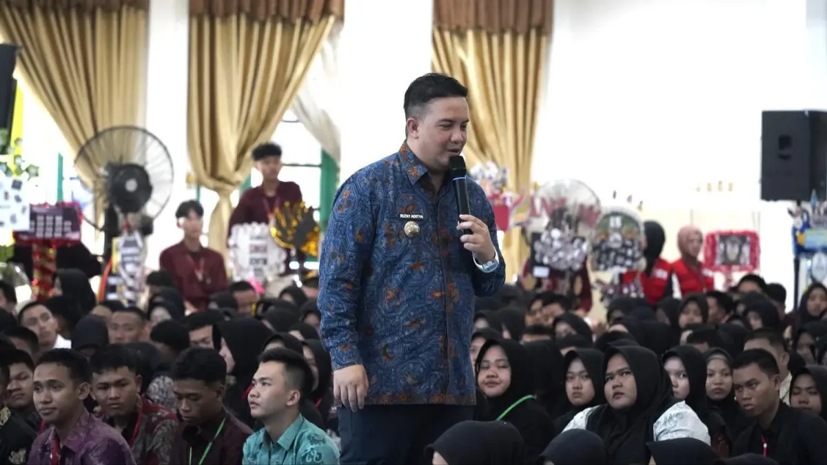 Bupati Lamandau, Dr. Rizky Aditya Putra, S.E., M.M., saat memberikan semangat mahasiswa UIN yang mengikuti PBAK di Aula Utama UIN Palangka Raya, Kamis (13/8/2026). FOTO HUMAS UIN PALANGKA RAYA