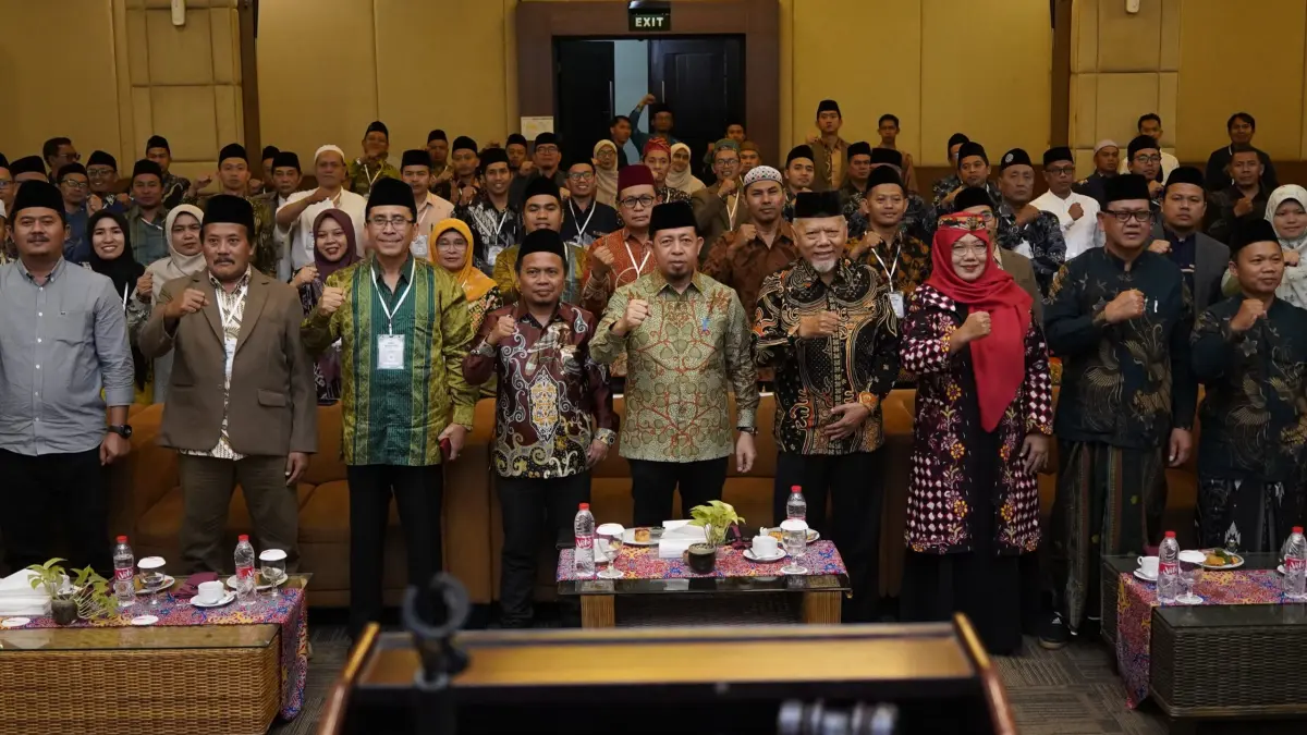 Para peserta, Mudir Ma’had Al-Jami’ah PTKIN se-Indonesia, jajaran pimpinan UIN Palangka Raya, serta tamu undangan berfoto bersama usai pembukaan MUNAS Mudir Ma’had ke-13 dan Musabaqah Ilmiyah Ma’had Al-Jami’ah PTKIN se-Indonesia Tahun 2026 di  Palangka Raya, Selasa (18/8/2026).