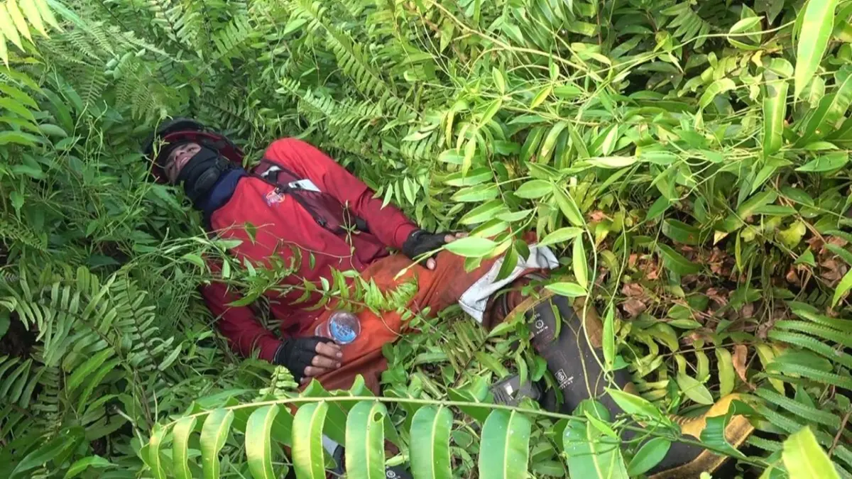 Pemadam tidur di semak-semak lantaran kelelahan memadamkan karhutla di Kotim.(BPBD)