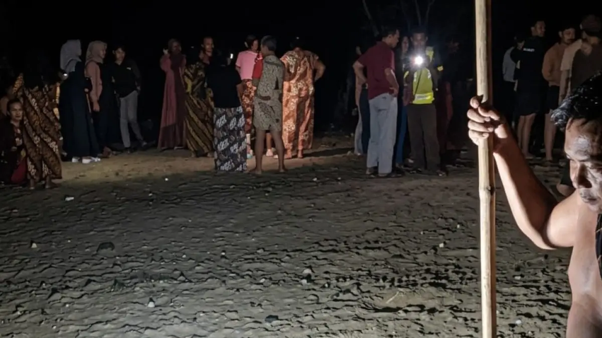 Proses evakuasi korban tenggelam, anak laki-laki berusia 8 tahun.(Warga)