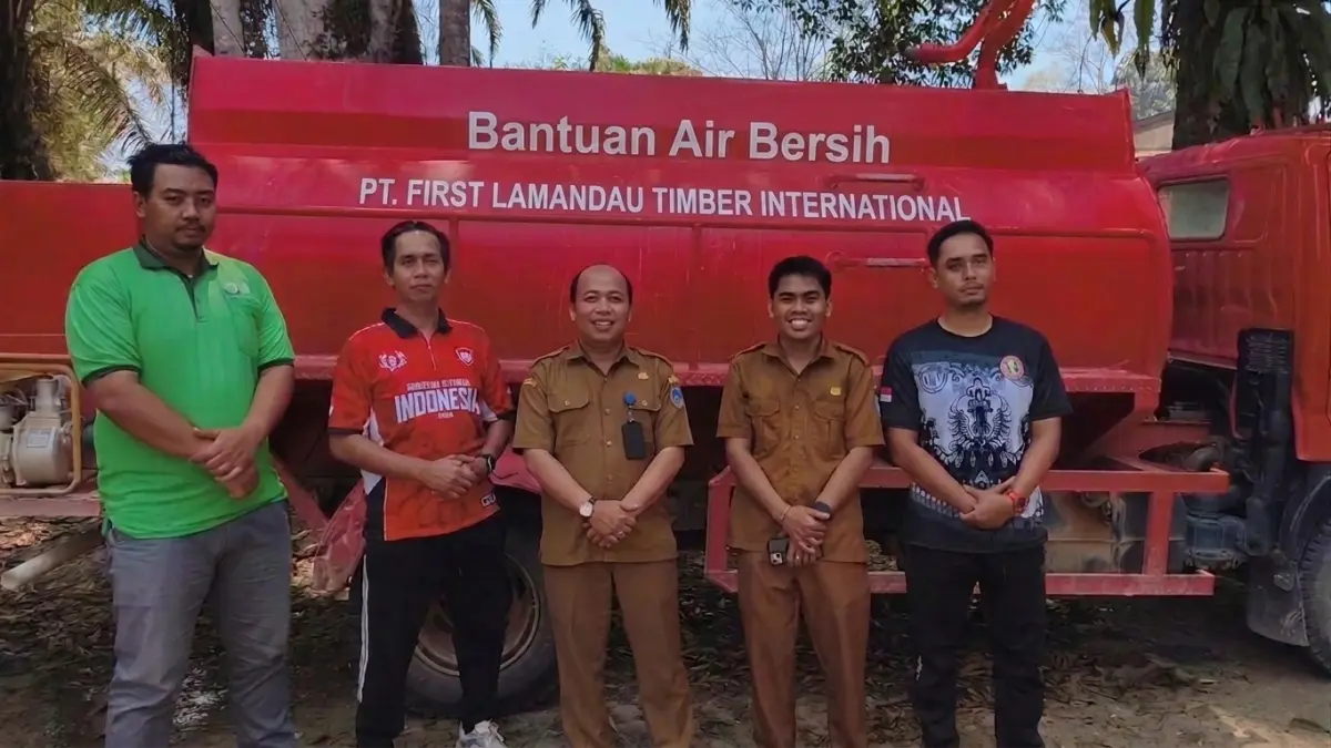 PT FLTI menyalurkan bantuan air bersih kepada salah satu sekolah di sekitar perusahaan.(Humas)