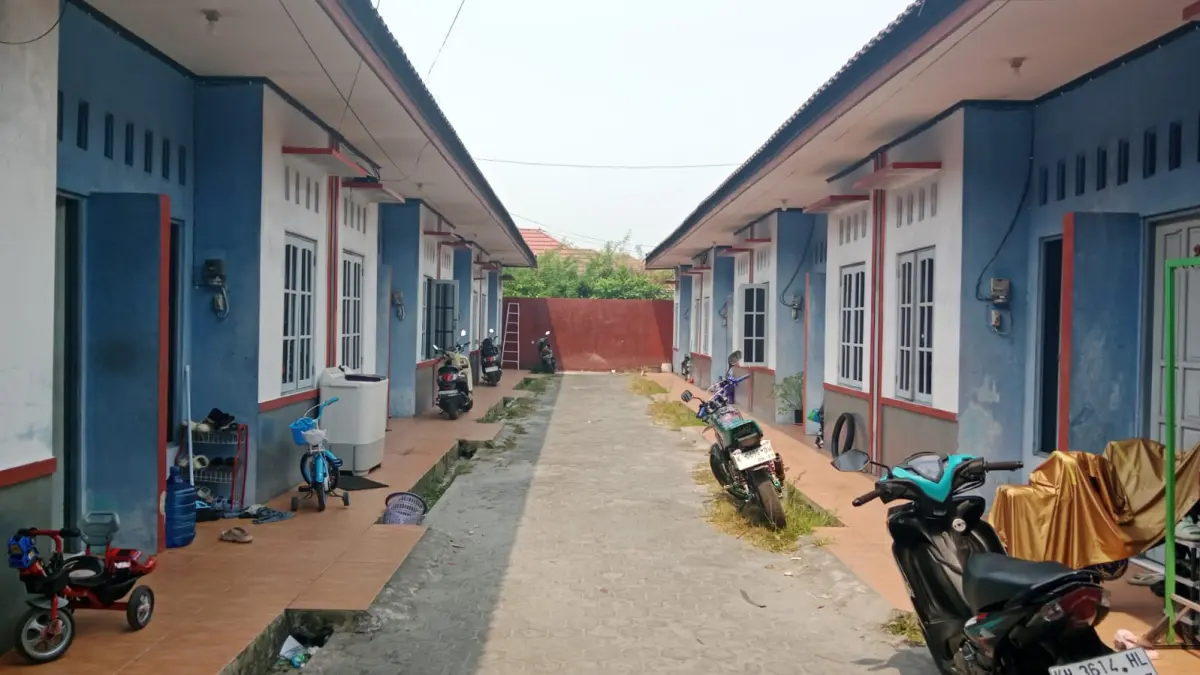 Tiga remaja telantar pindah ke barak yang jaraknya lebih dekat ke sekolah. FOTO PAGUYUBAN WONG NGAPAK