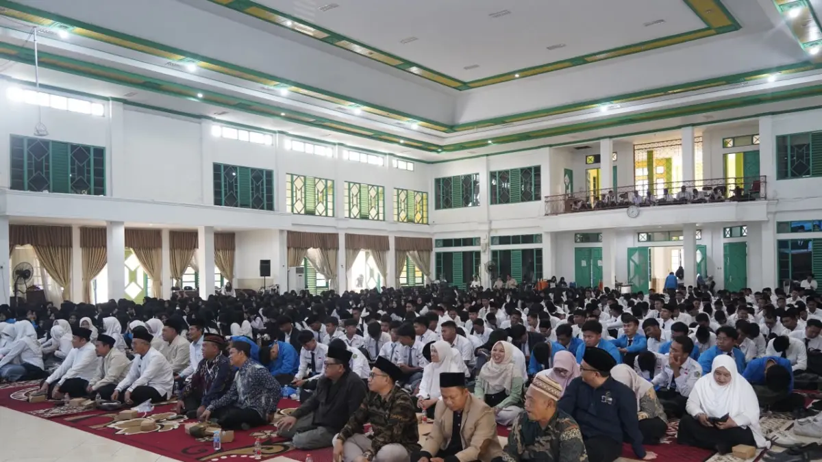Direktur Jenderal Pendidikan Islam Kementerian Agama RI, Prof. Amien Suyitno, M.Ag., berfoto bersama dengan jajaran UIN Palangka Raya. FOTO UIN PALANGKA RAYA