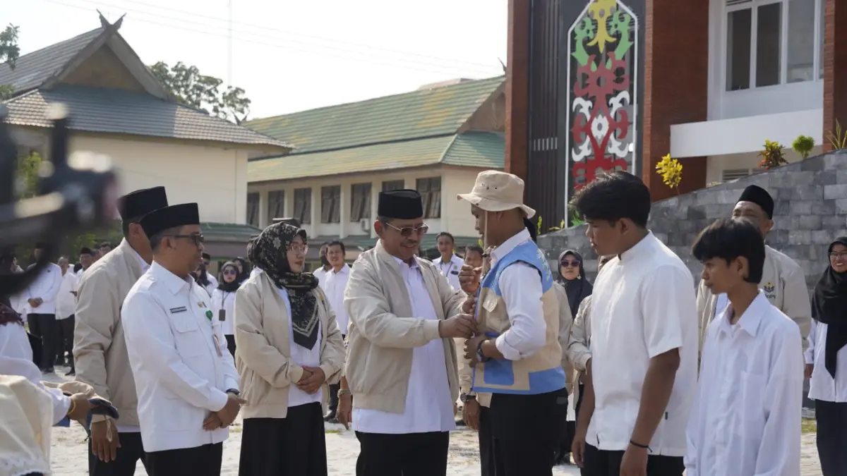 Dirjen Pendis Kementerian Agama RI, Prof. Amien Suyitno, M.Ag., memasakan rompi pecegahan kerusahan lingkungan UIN Palangka Raya kepada mahasiswa UIN Palangka Raya, saat Apel Siaga, Kamis (20/8/2026). FOTO UIN PALANGKA RAYA
