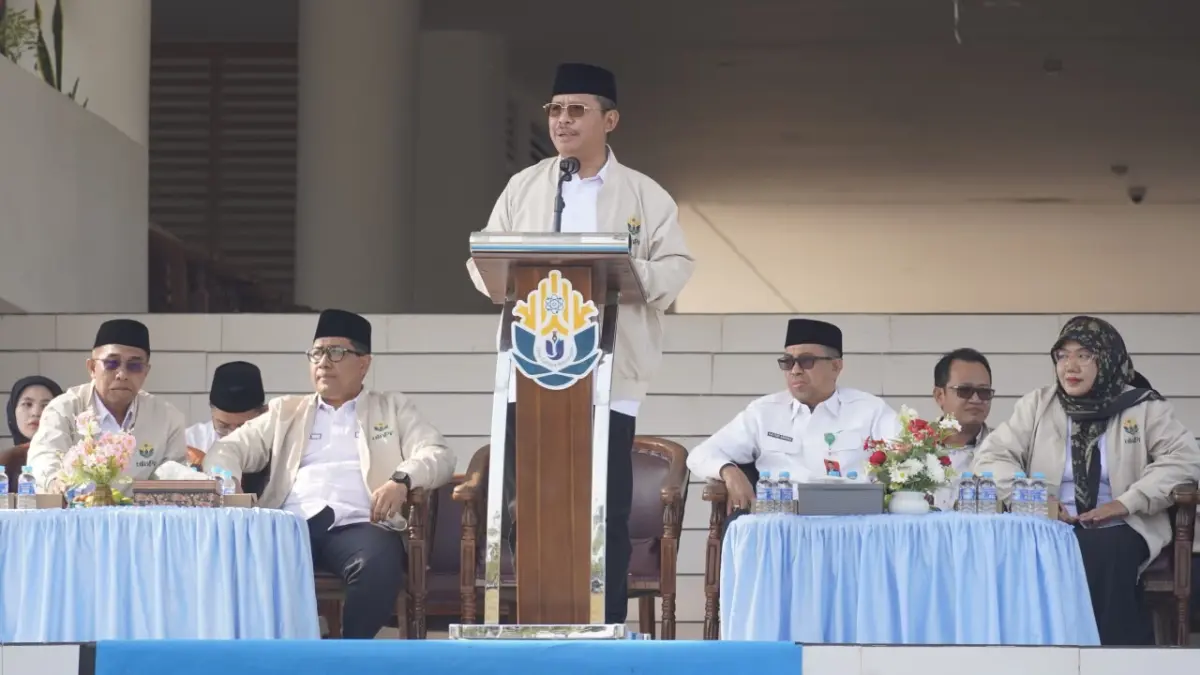 Dirjen Pendis Kementerian Agama RI, Prof. Amien Suyitno, M.Ag., saat memberikan sambutan dalam upacara Apel Siaga Pencegahan Karhutla di Lapangan Utama UIN Palangka Raya, Kamis (20/8/2026).FOTO HUMAS UIN PALANGKA RAYA