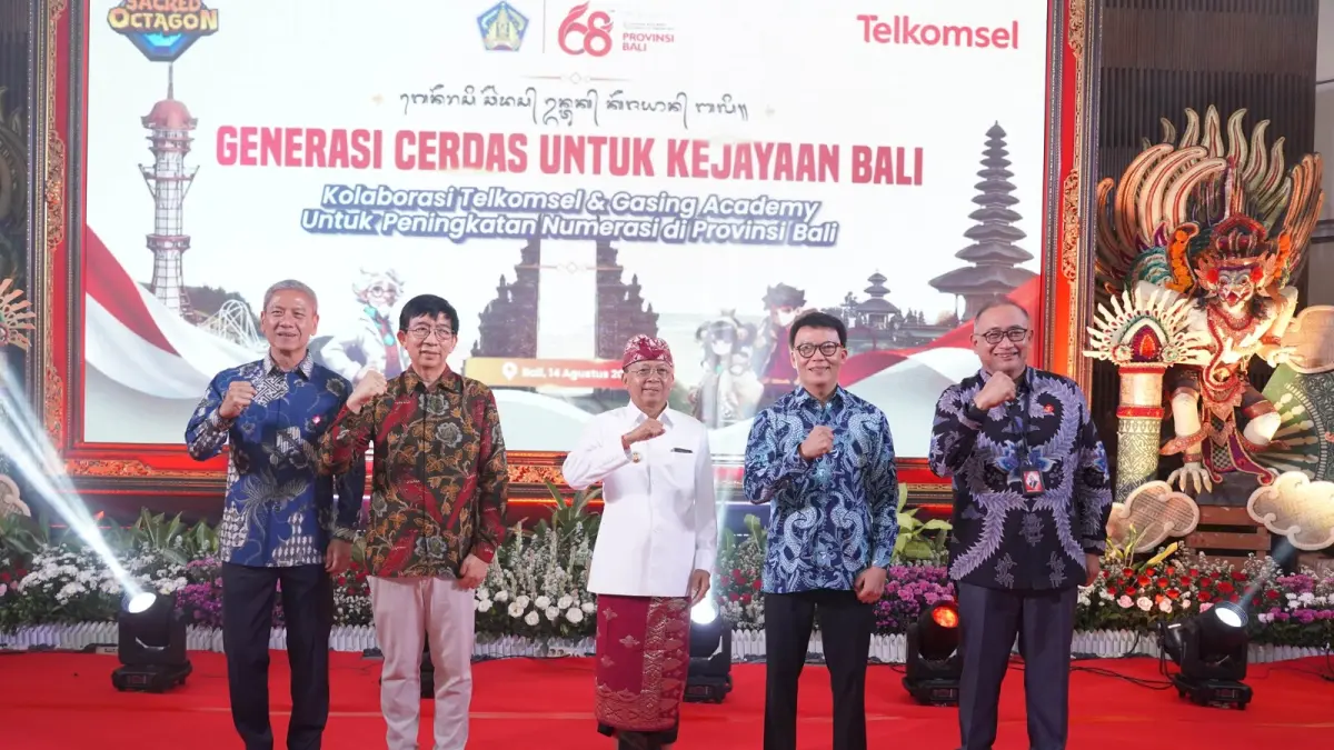 Gubernur Bali, Wayan Koster (tengah) besama Direktur Utama Telkomsel, Nugroho, Prof. Yohanes Surya, Ph.D  saat peluncuran AI for Education, di Bali.  FOTO TELKOMSEL