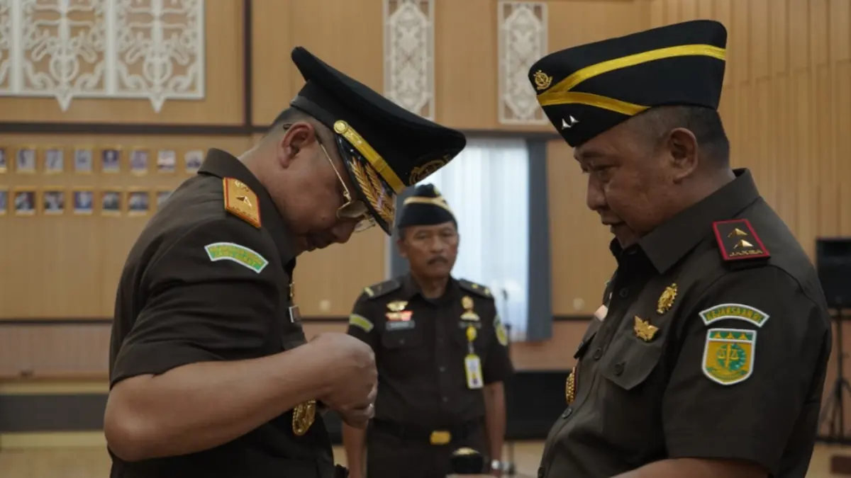 Kajati Kalteng Hendrizal Husin melantik Agustan Sunaryo sebagai Wakajati.(Penkum)