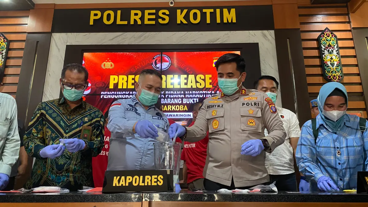 Kapolres Kotim AKBP Resky Maulana Zulkarnain memimpin pemusnahan barang bukti narkotika.(Miftah/kaltengpos.jawapos.com)
