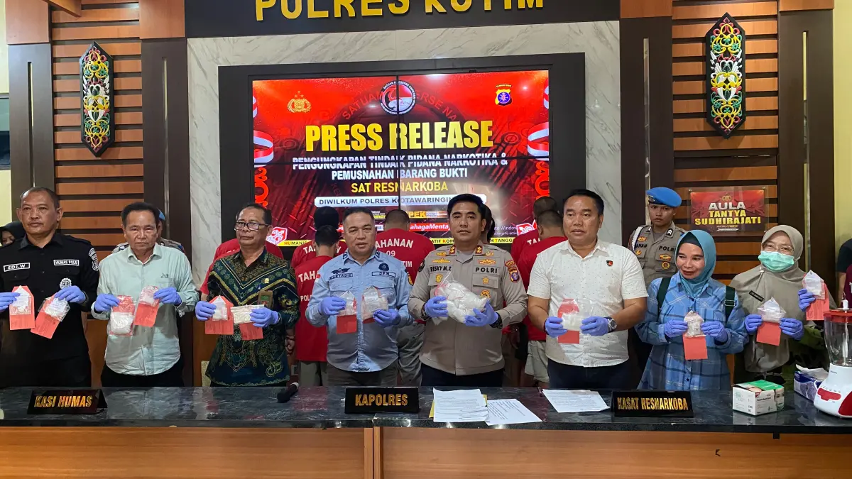 Kapolres Kotim AKBP Resky Maulana Zulkarnain memimpin rilis pengungkapan kasus sabu.(Miftah/kaltengpos.jawapos.com)