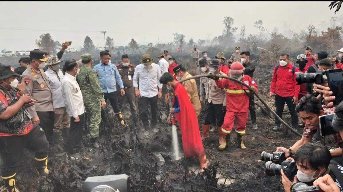 Rudiyansah si Superman ditemui Menhut Raja Juli Antoni.(Agus Pramono/Kaltengpos.jawapos.com)