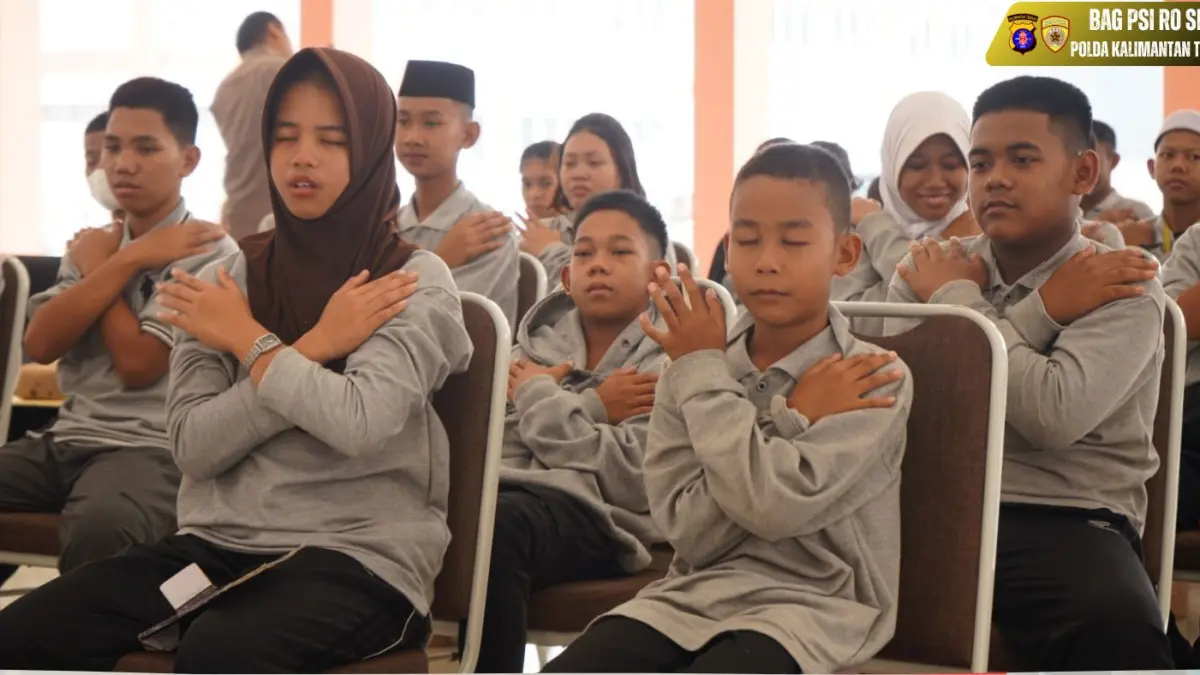 Sejumlah peserta khusyuk mengikuti panduan teknik relaksasi saat kegiatan psikologi oleh Bagpsi Ro SDM Polda Kalteng. Kegiatan ini bertujuan untuk memberikan edukasi kesehatan mental, meredakan ketegangan, serta membangun ketahanan emosional bagi para generasi muda.(Humas)