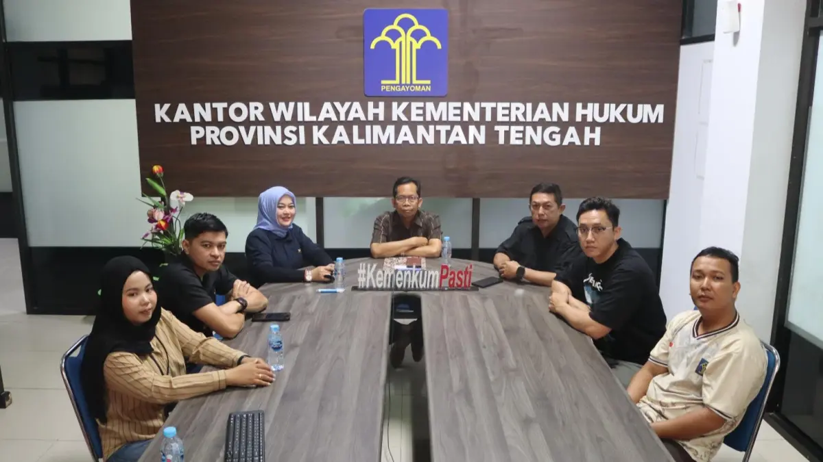 Kakanwil Kemenkum Kalteng Hajrianor dan stafnya, mengikuti kegiatan secara online.(Humas)