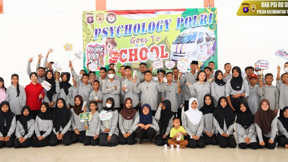 Para pelajar antusias menunjukkan papan propaganda positif dalam program sosialisasi kesehatan mental dan pencegahan perundungan (anti-bullying) oleh Bagpsi Ro SDM Polda Kalteng.(Humas)