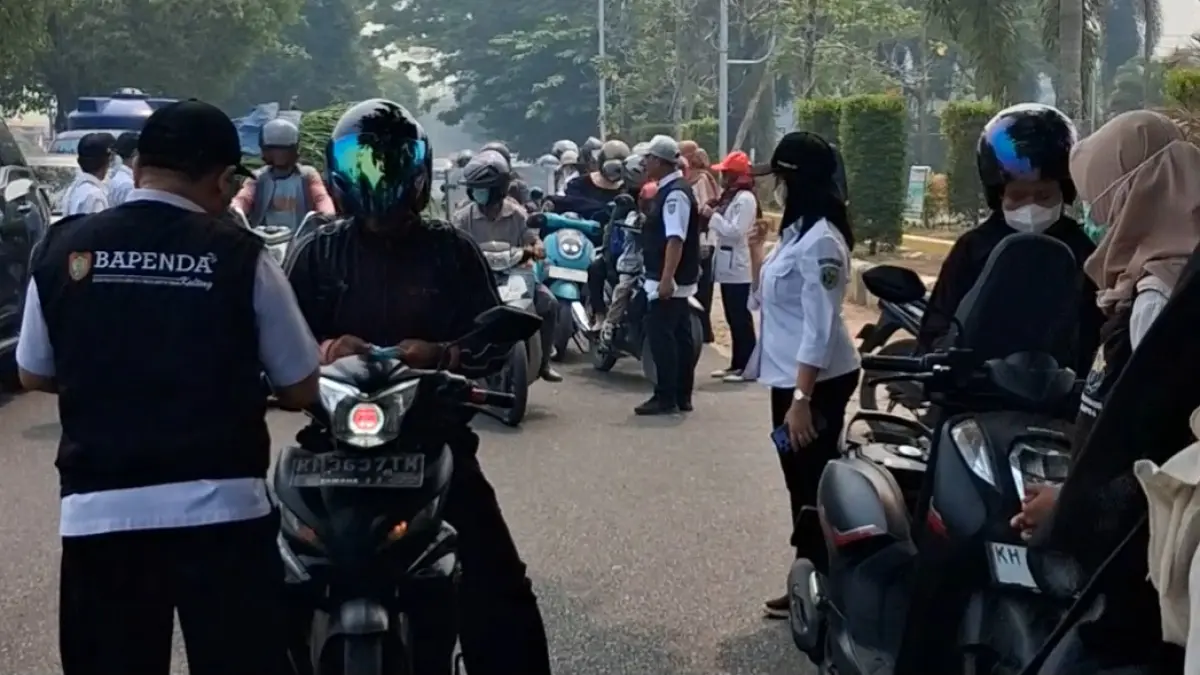 Razia atau penertiban Pajak Kendaraan dilakukan Bapenda di Tengah Kabut Asap.(Agus Pramono/kaltengpos.jawapos.com)