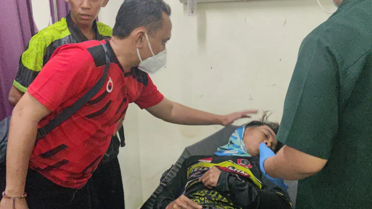 Relawan pemadam karhutla terkapar.(Miftah/kaltengpos.jawapos.com)
