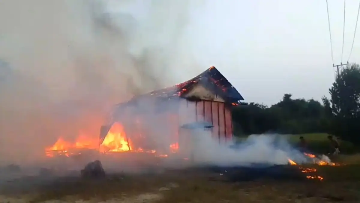 Petugas gabungan berjibaku memadamkan kebakaran SDN 1 Bunga Mawar.(Screenshoot)