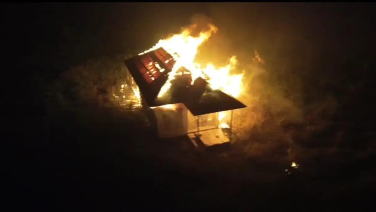 Satu unit rumah kayu terkapar.(Warga)