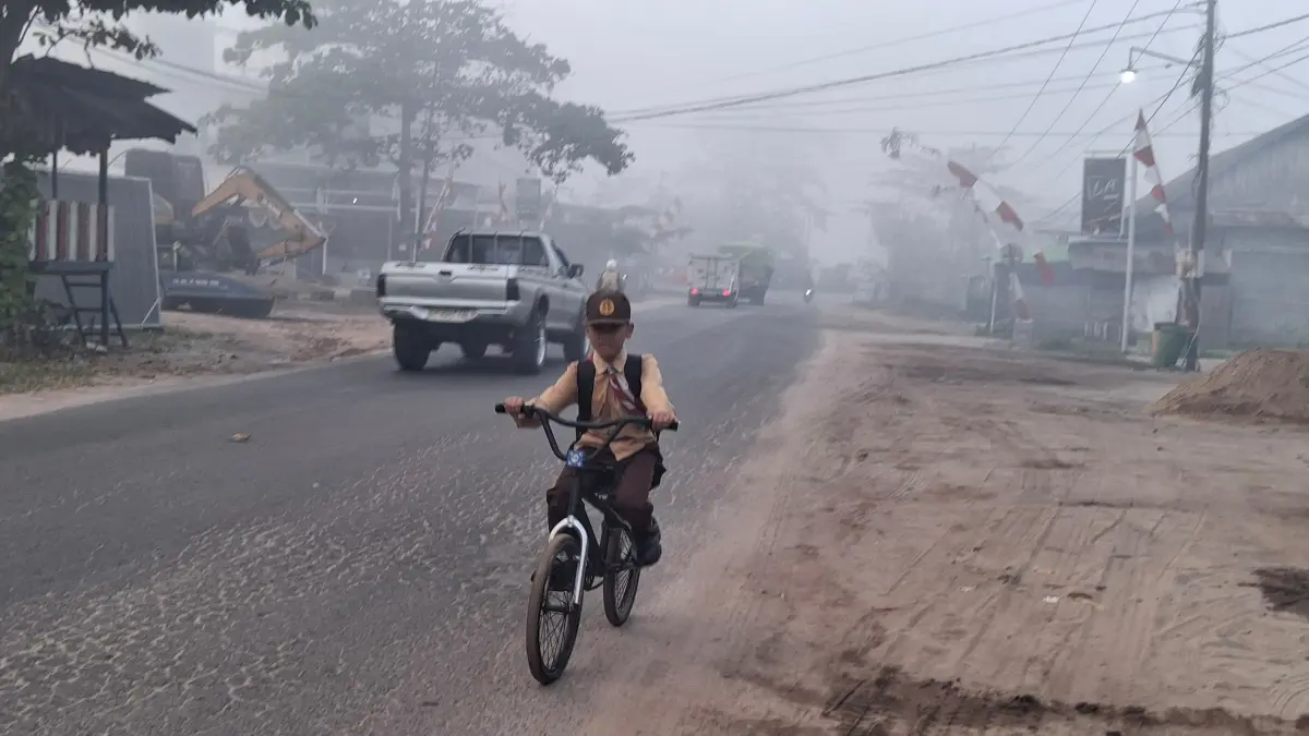 Anak di Sampit kembali ke sekolah meski kabut asap menyelimuti.(Miftah/kaltengpos.jawapos.com)