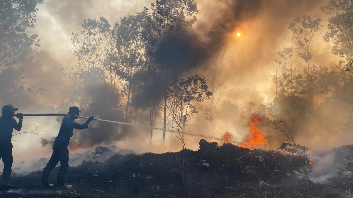 Tumpukan ban bekas terbakar.(Miftah/kaltengpos.jawapos.com)