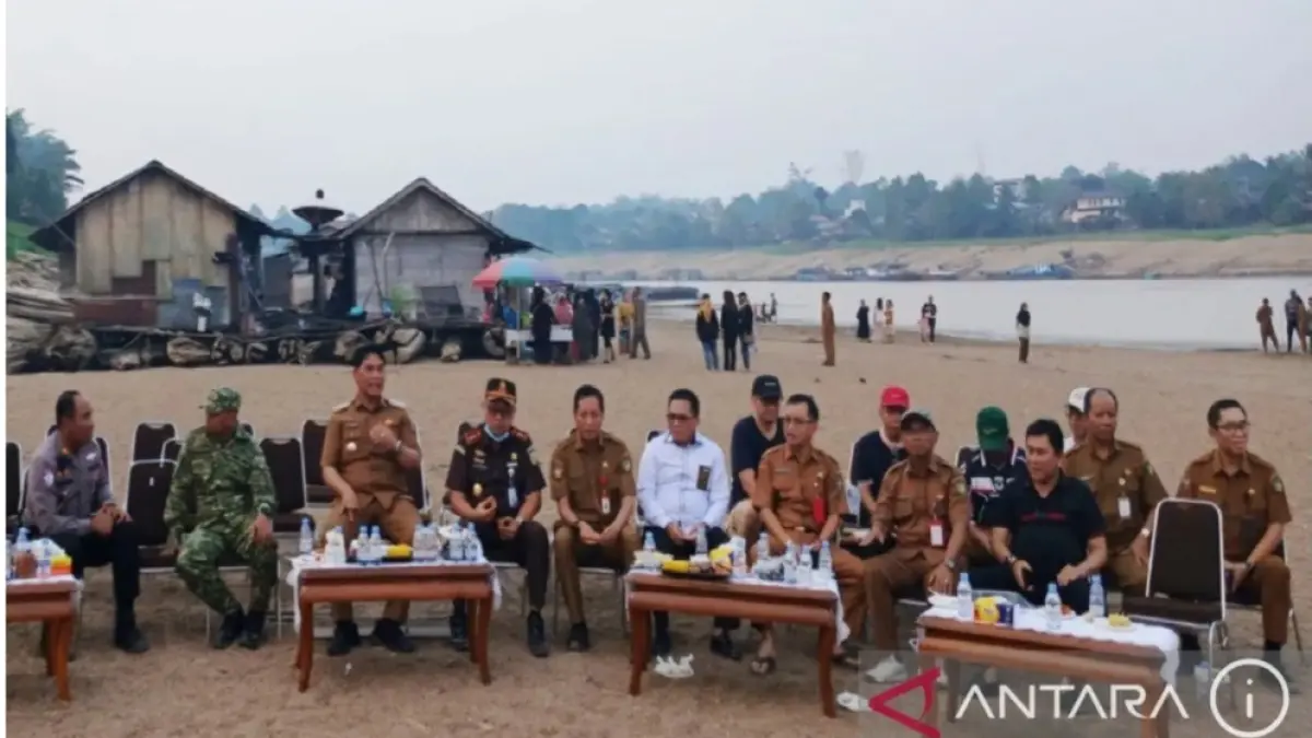 Bupati Barito Utara nostalgia di Sungai Barito yang surut.(Antara)