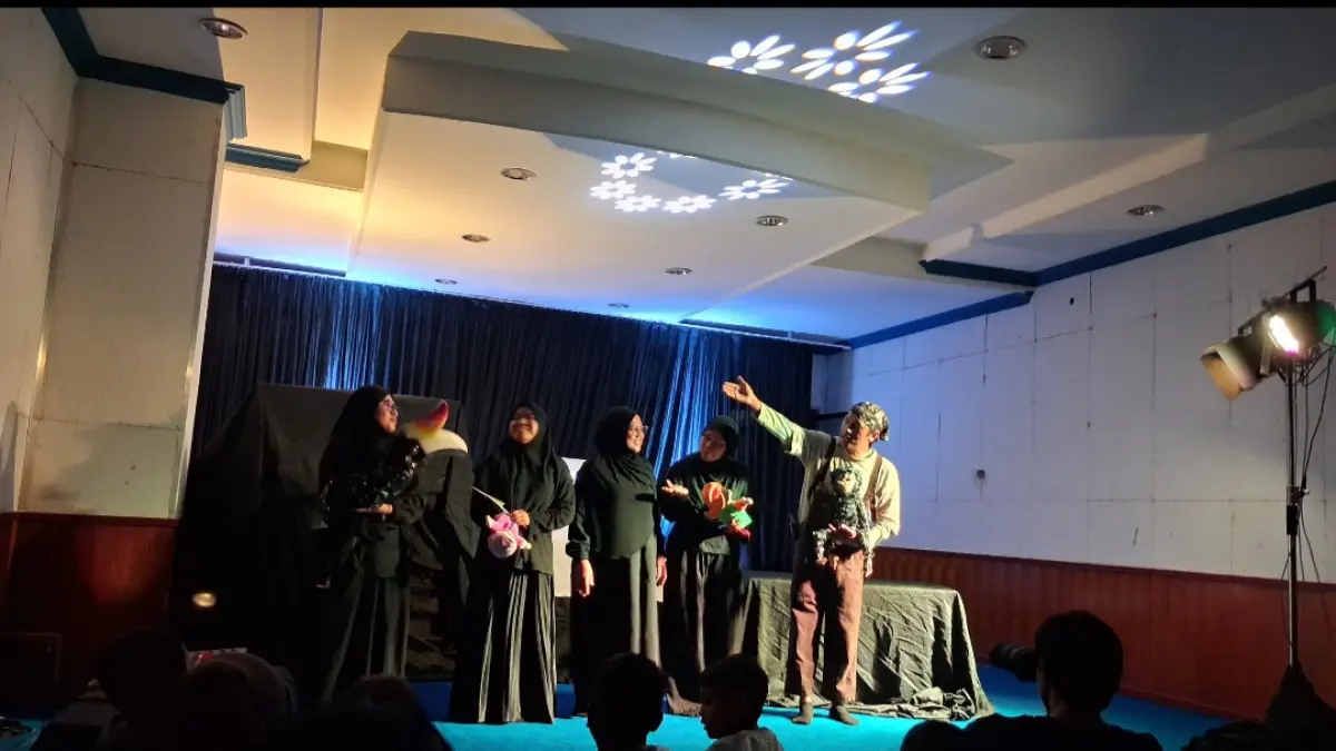 Pemeran teater Owa.