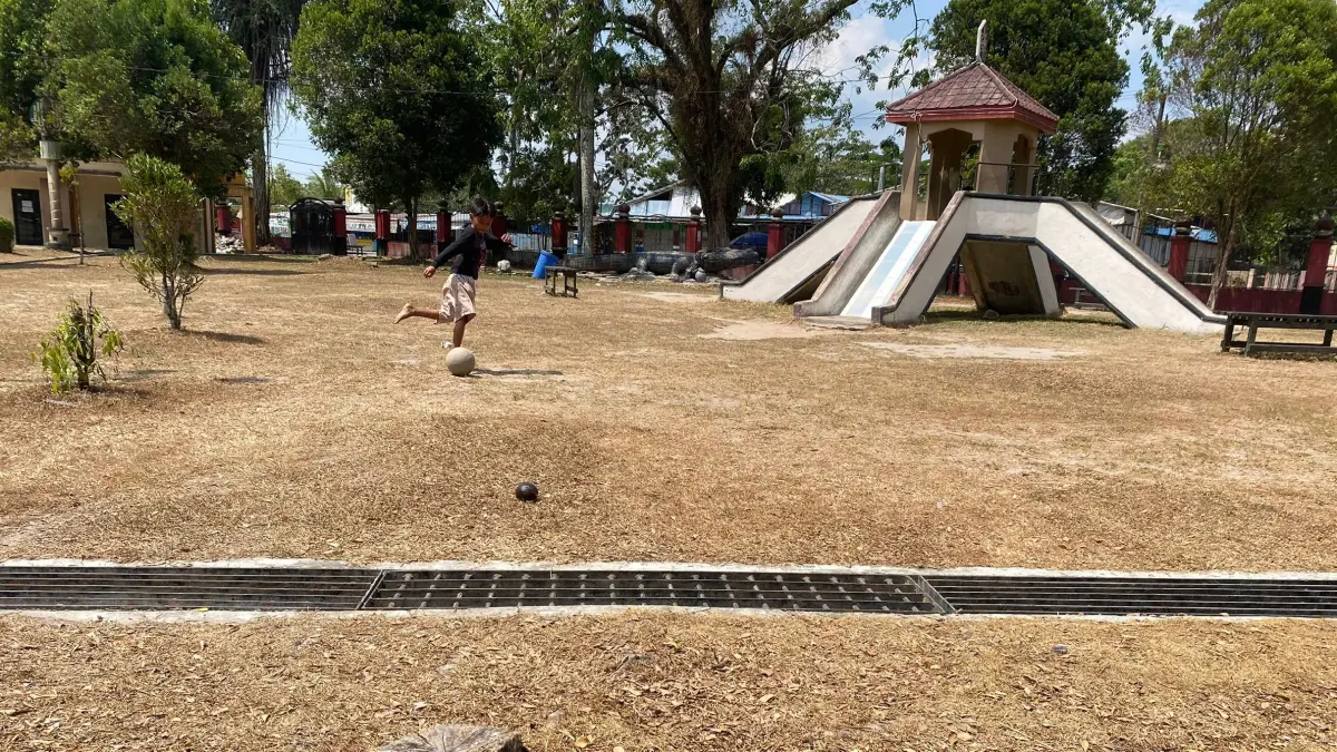 Rumput di Taman Kora Sampit mengering.(Miftah/kaltengpos.jawapos.com).