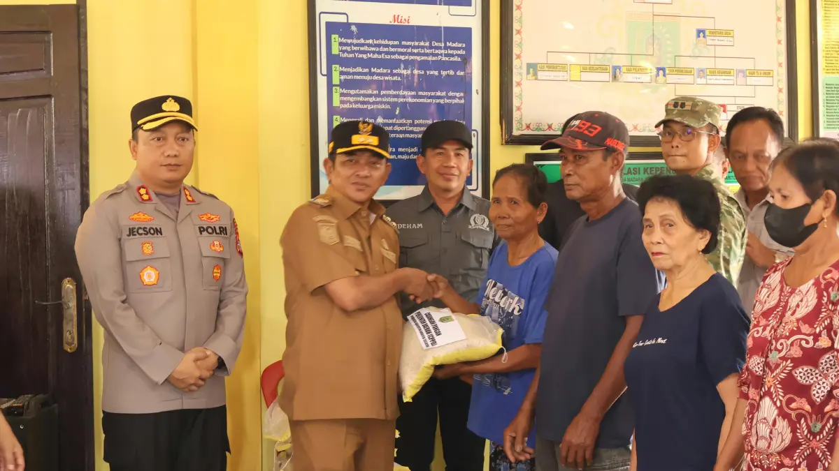 Wakil Bupati Barsel Khristisnto Yudha didampingi Kapolres Barsel saat menyerahkan Bantuan di tiga desa.(Humas)