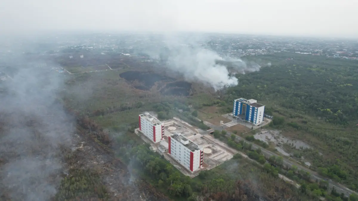 Foto udara tampak kebakaran lahan mulai mendekati Gedung Merah Putih dan PPIIG UPR. Berkat kesigapan tim gabungan, aset bernilai ratusan miliar ini bisa terselamatkan dari Karhutla. FOTO HUMAS UPR