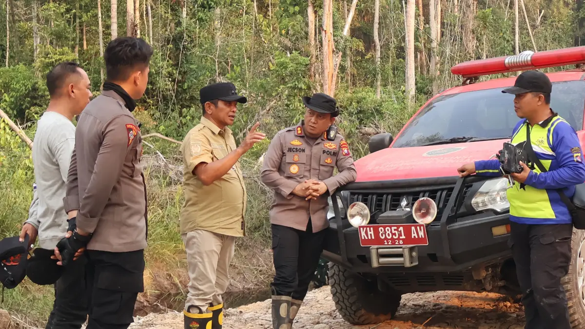 Jajaran Polres Barsel bersama unsur terkait saat memadamkan lahan di Desa Kalahien.&nbsp;(Humas)