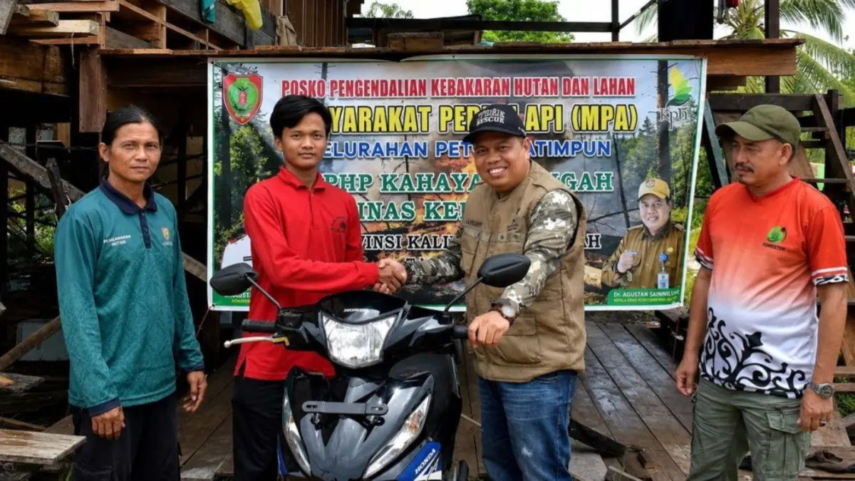 Kadishut Kalteng, Agustan Saining menyerahkan secara simbolis satu unit sepeda motor bantuan Gubernur Kalteng kepada Superman Karhutla.(Humas)
