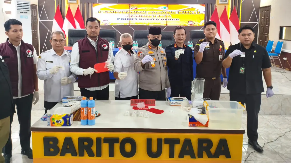 Kapolres Barito Utara memimpin pemusnahan narkoba.(Reno/Kalteng Pos)
