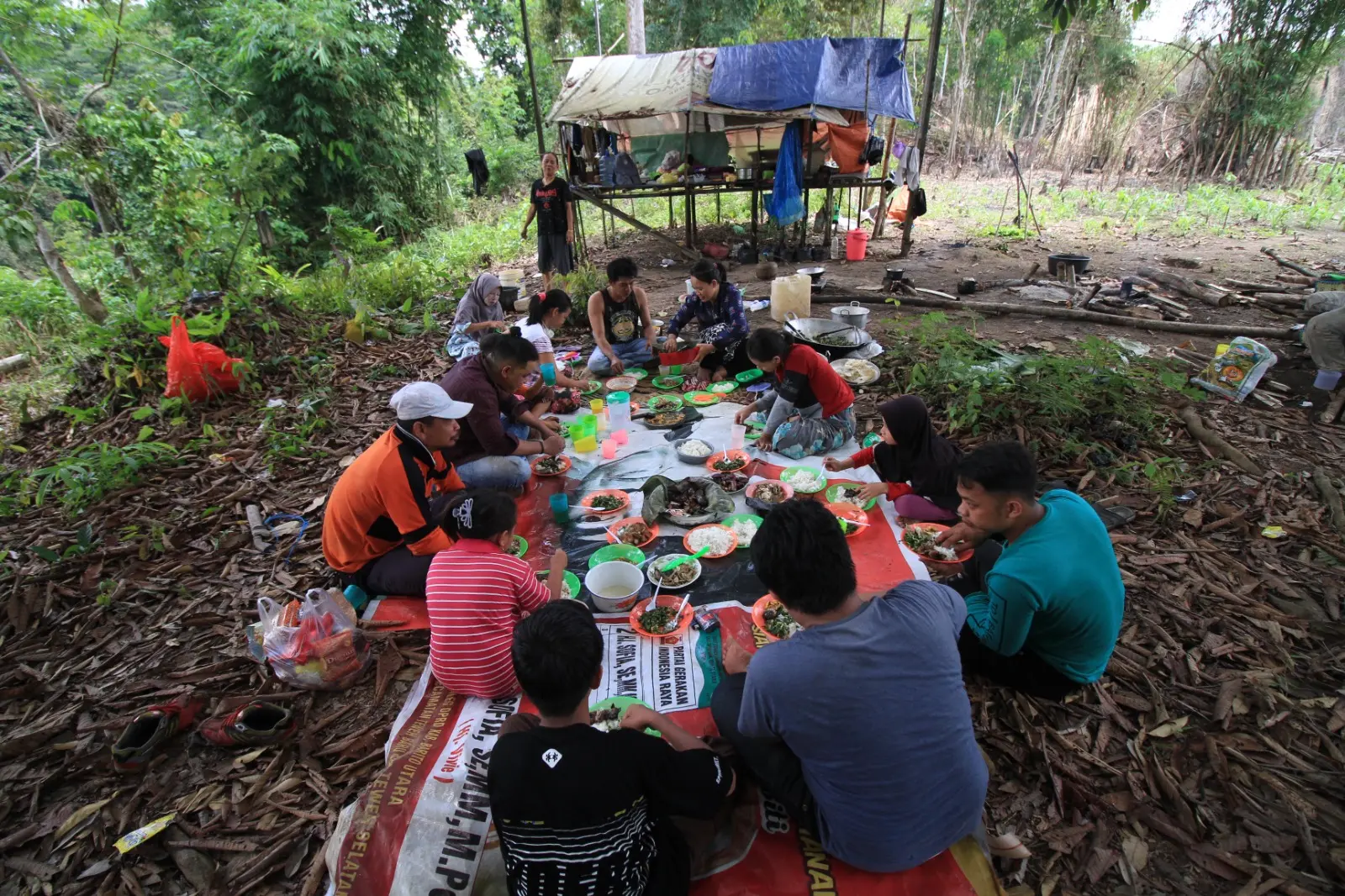 Momen istirahat dimaksimalkan untuk mengisi perut sebelum melanjutkan manugal.  (Dok Denar/Kalteng Pos)