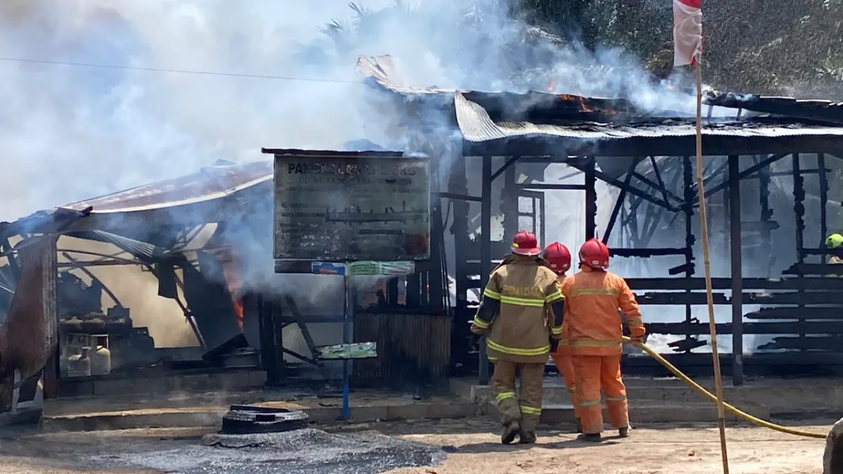 Pangkalan elpiji di Sampit terbakar.(Miftah/kaltengpos.jawapos.com)