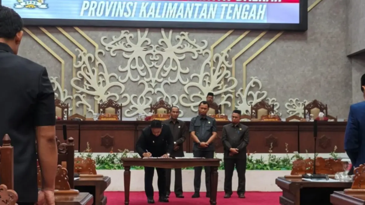 Wakil Gubernur Kalteng, Edy Pratowo, bersama Ketua DPRD Kalteng Arton S Dohong menandatangani Nota Kesepakatan KUA-PPAS APBD 2027.(Rifqi/Kalteng Pos)