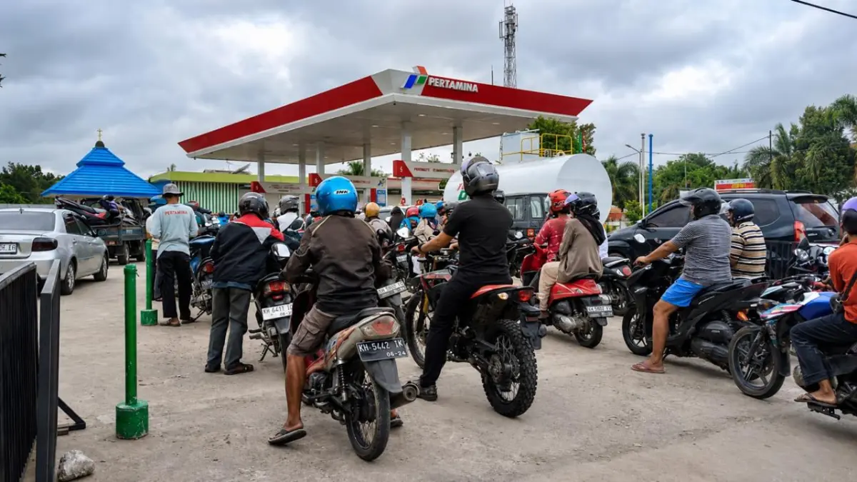 Antrean kendaraan di SPBU yang ada di Sampit.(Miftah/kaltengpos.jawapos.com)