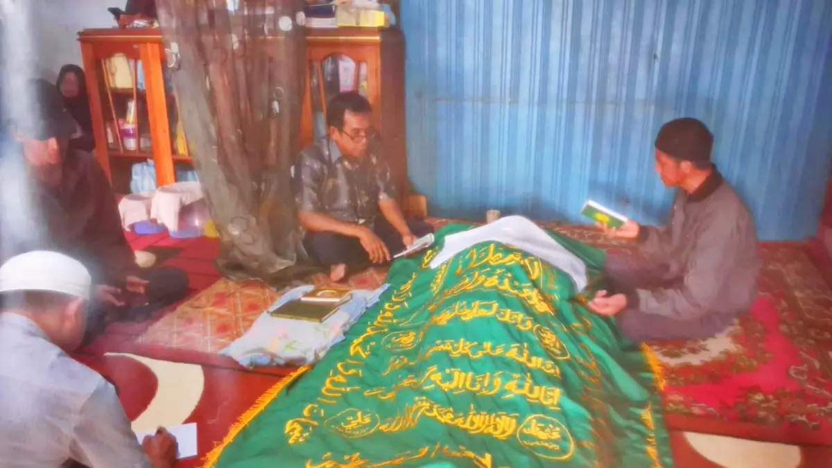 Jenazah Akhmad Rijani, Ketua TSAK Jekan Raya di rumah duka. (Agus Pramono/kaltengpos.jawapos.com)