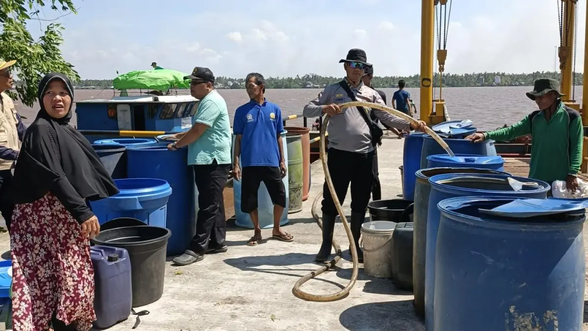 Penyaluran air bersih di Kecamatan Pulau Hanaut.(Humas)
