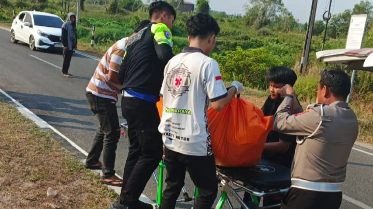 Evakuasi korban kecelakaan Jalan Adonis Samad.(Unitlaka)