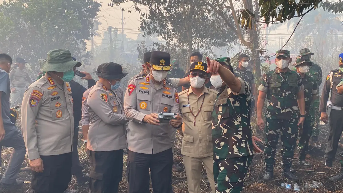 Gubernur Kalteng saat meninjau kebakaran lahan di Jalan Jenderal Sudirman Sampit.