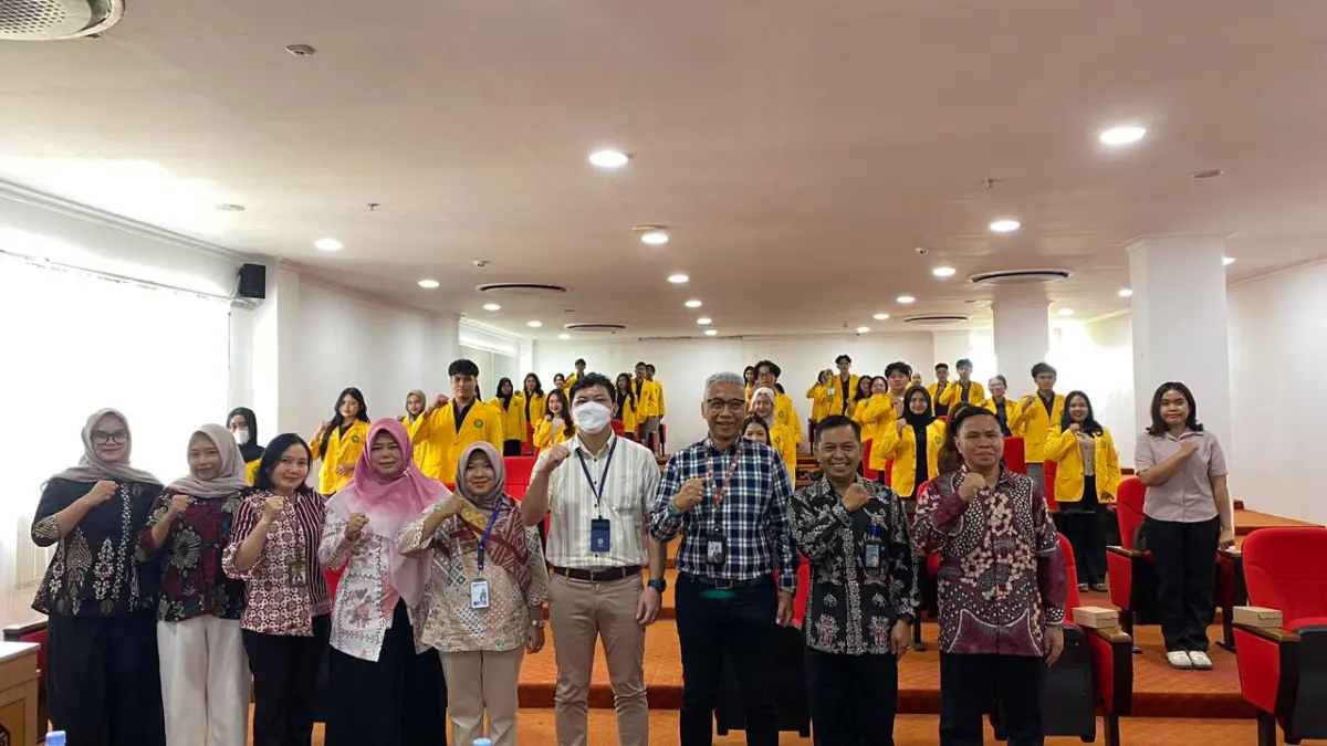 Panitia, narasumber dan peserta Pelatihan Literasi Pasar Modal FEB Universitas Palangka Raya tahu. 2026 berfoto bersama selesai kegiatan. Foto : Tim PKM FEB UPR