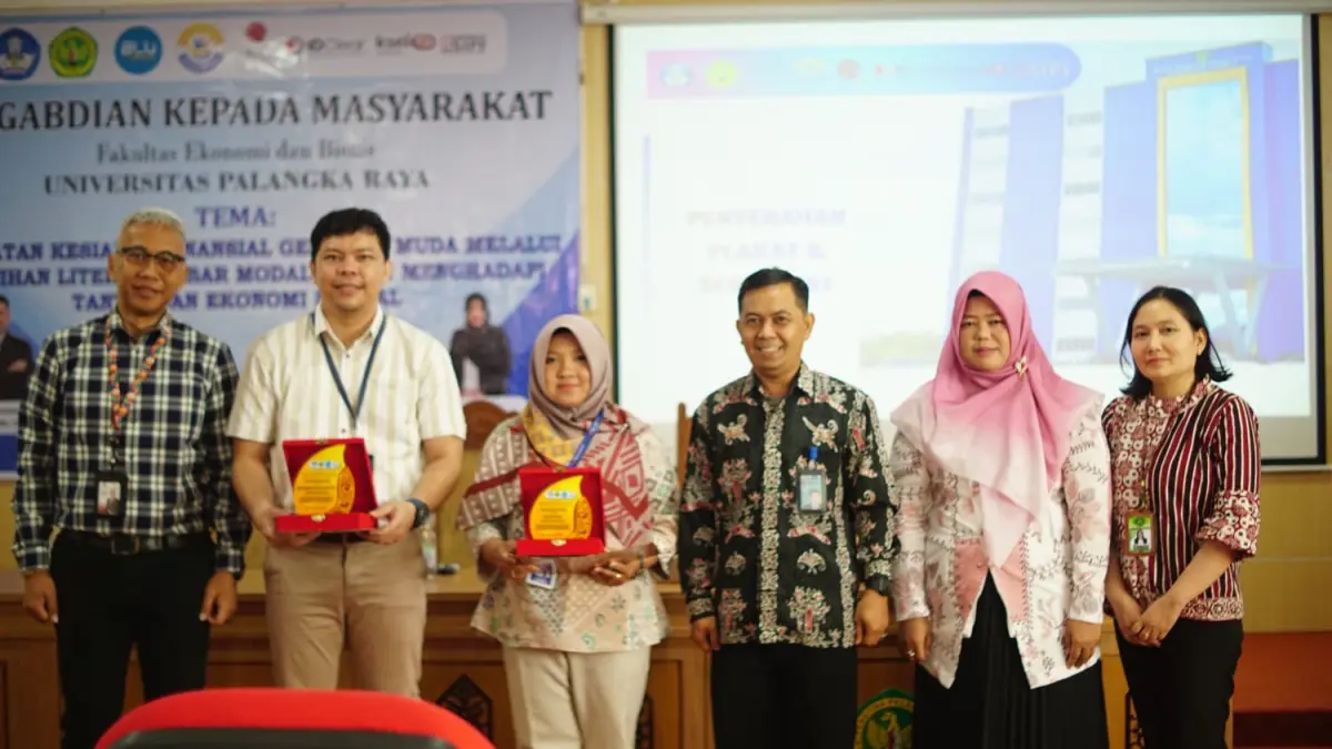 Penyerahan penghargaan kepada para narasumber selesai kegiatan. Foto : Tim PKM FEB UPR
