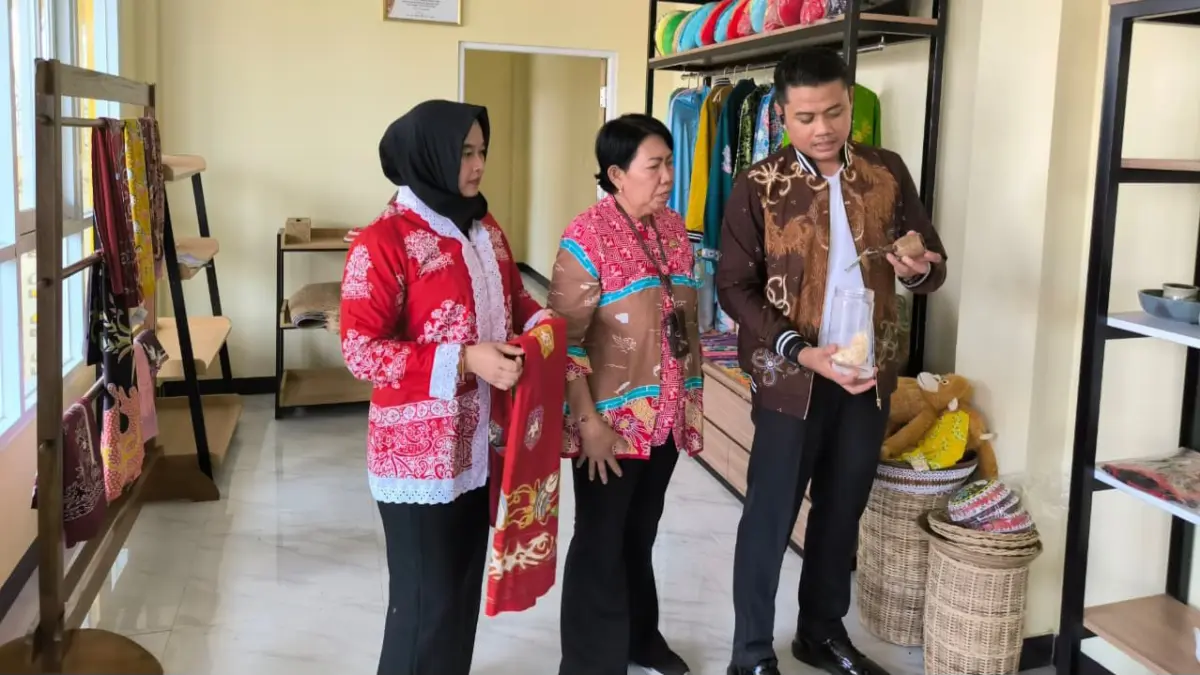 Tim Bidang Kekayaan Intelektual meninjau secara langsung beragam produk kerajinan Dekranasda Kobar.(Humas)