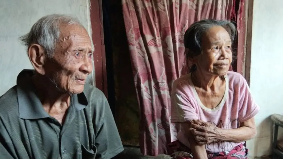 Pasangan lansia Dayat (77) dan Darmi (63) tak dapat bansos dianggap judol.(Facebook)