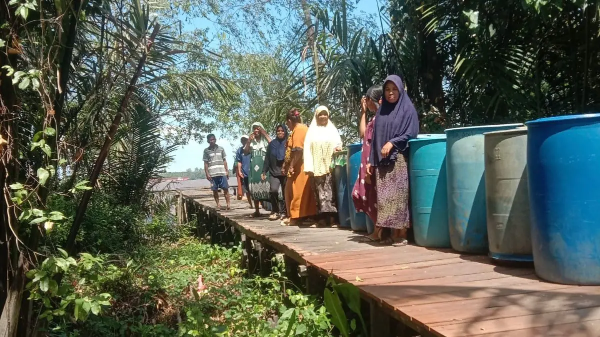 Warga Pulau Hanaut antre air bersih.(BPBD)