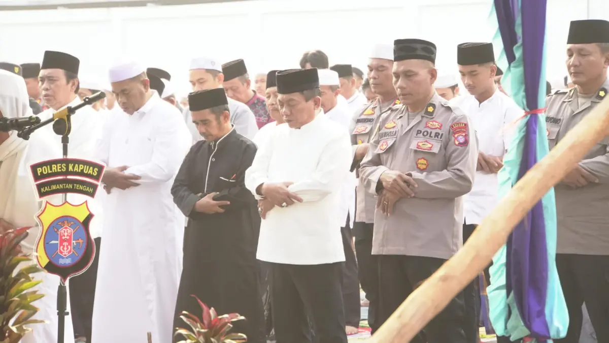Bupati Kapuas HM Wiyatno bersama jajaran pemerintah daerah dan masyarakat mengikuti Salat Istisqa di Lapangan Bukit Ngalangkang Kuala Kapuas.